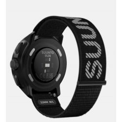 Suunto RUN All Black - bracelet textile avec la marque SUUNTO réfléchissante