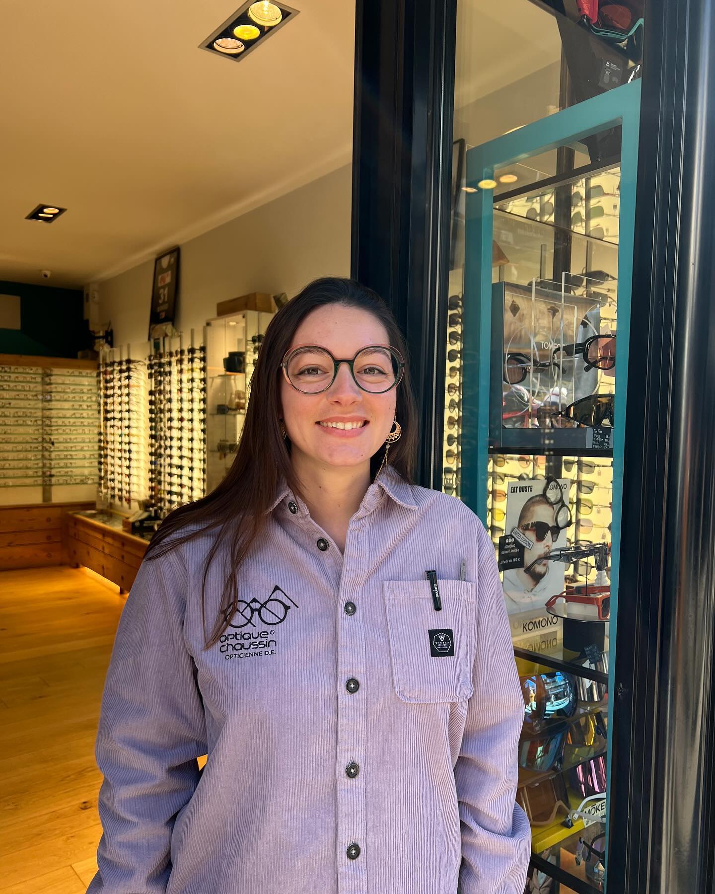 Bienvenue Emma !
Après un passage chez nous il y a quelques années, nous avons le plaisir de la retrouver.
En effet, notre opticienne/optométriste souhaitait retrouver le plaisir du métier, alliant la belle lunette, l’originalité, la technicité et surtout le plaisir du travail bien fait.
Emma s’est parfaitement intégrée et c’est un plaisir de l’avoir à nos côtés.

@winnie_dep 
@denis_chaussin 

#optique #opticienne #chamonix #optiquechaussin #chamonixmontblanc #lunette #lunetier #opticienindependant