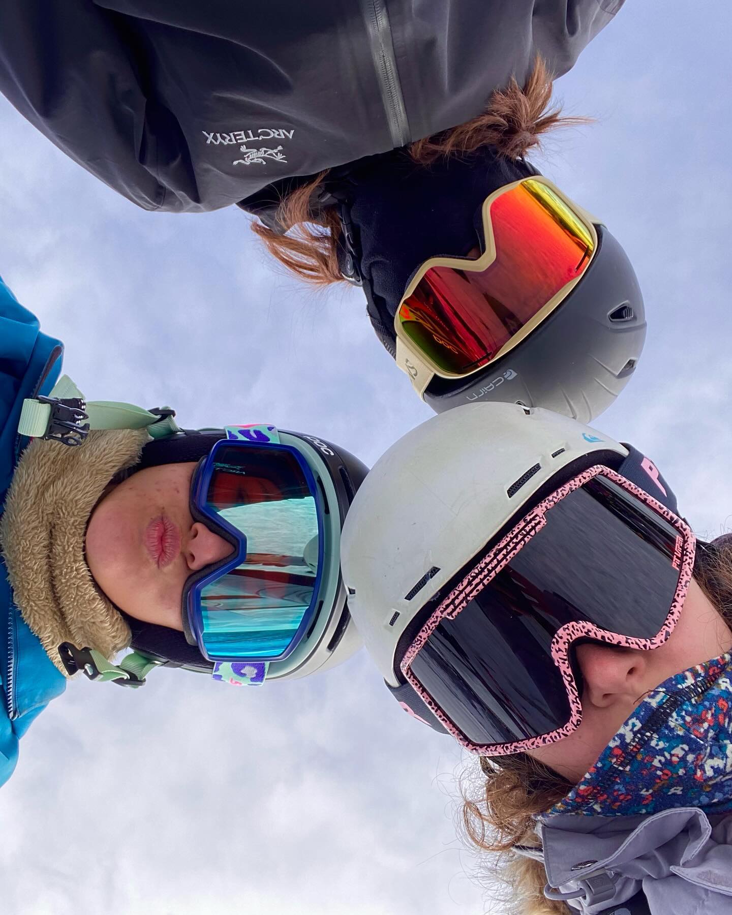 Un choix judicieux pour ces trois skieuses. Des masques de ski qui vont vites ✌️
@pit_viper 
@scottsportsfrance 
@smithoptics 
.
#masquesdeski #goggles #snowgoggles #chamonixmontblanc🇫🇷 #opticienindependant #optique #optiquechaussinchamonix 
@denis_chaussin