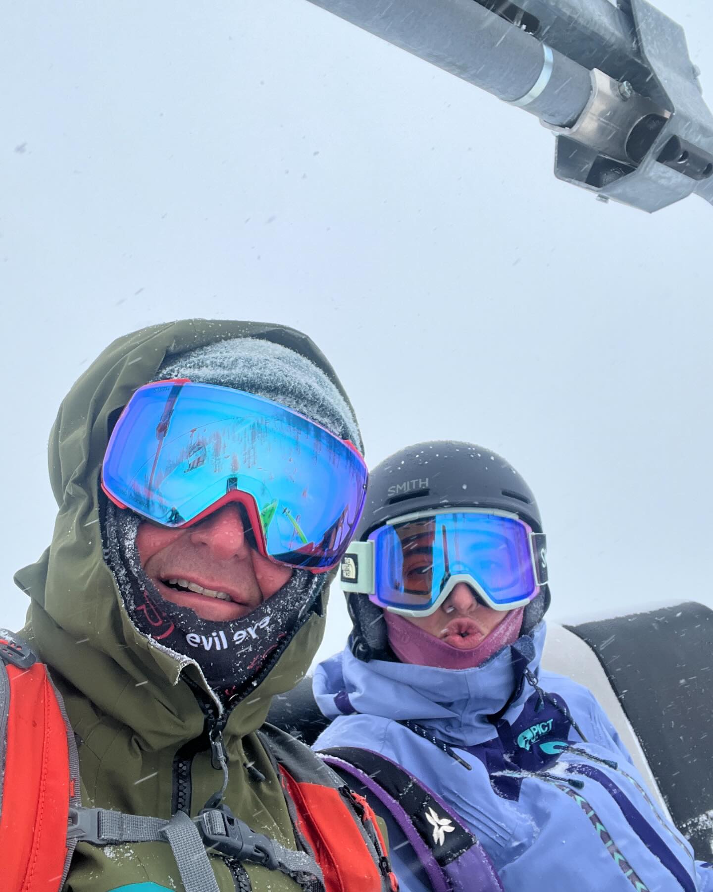 En hiver ❄️ nous profitons du ski, pour recharger les batteries 
@loumasselier ~ la technicienne 
@denis_chaussin ~ opticien 
.
#optic #optique #opticien #optician #chamonixmontblanc🇫🇷 #lunettes #masquesdeski #goggles #smithoptics #eyewear #eyeglasses