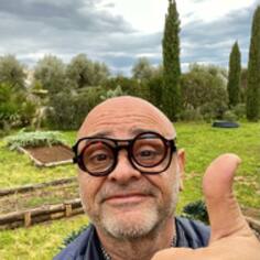 Arnaud et ses lunettes….”J’y vois bien de cyprès comme de si loin !”

-> en direct de Toscane
#nosclientssontlesplusbeaux #opticien #opticienne #optiquechaussinchamonix #optique #createur #chamonixmontblanc #passionlunettes 
@kadoreyewear 
@denis_chaussin