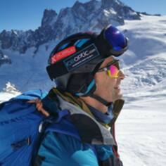 Philippe @fificlacla est un ambassadeur Evil Eye & Optique Chaussin.
Passionné et expert, tu nous apportes un retour sur les produits que tu utilises en montagne & dans ton activité au PGHM.
Top état d’esprit, créativité et implication. Et ça chez IceOptic on aime !
@evileye.eyewear 
@denis_chaussin 
.
#evileyeprotection #opticien #optique #lunettesdesoleil #solaires #chamonixmontblanc #optiquechaussinchamonix #expert