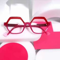 Nous affectionnons particulièrement la marque Anne & Valentin.
Forme hexagonale et expression carrée.
@anneetvalentin 
.
#optiquechaussinchamonix #opticiens #createur #lunetier #artisanopticien #chamonixmontblanc #optique #vousetesextraordinaires